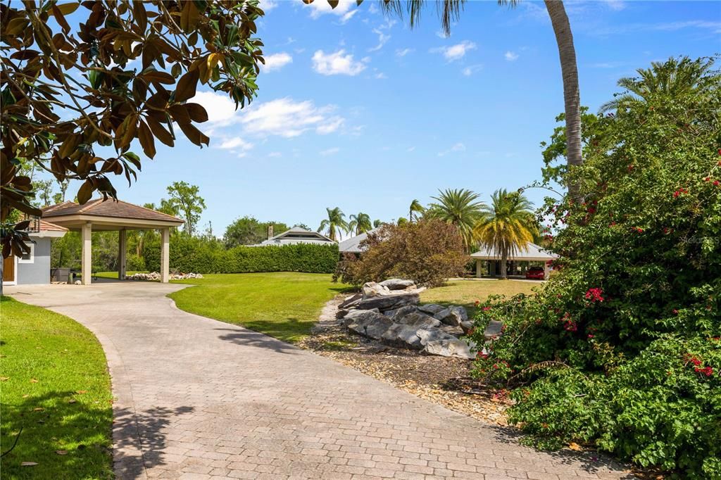 合同活跃: $3,500,000 (5 贝兹, 3 浴室, 6446 平方英尺)