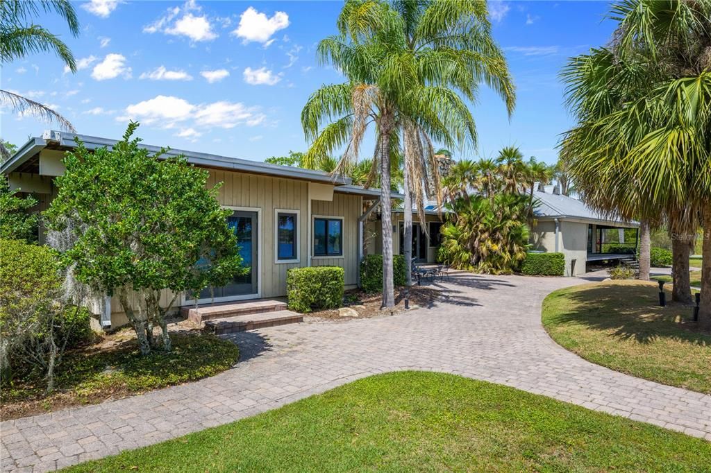 合同活跃: $3,500,000 (5 贝兹, 3 浴室, 6446 平方英尺)