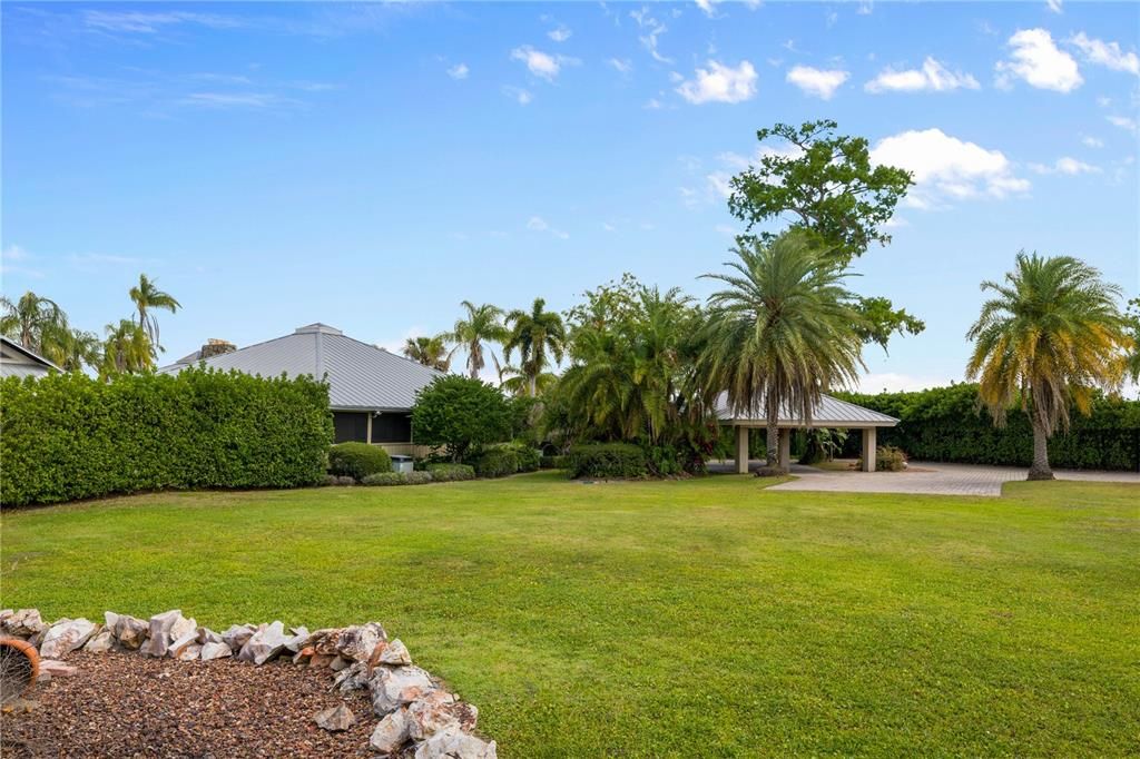 合同活跃: $3,500,000 (5 贝兹, 3 浴室, 6446 平方英尺)