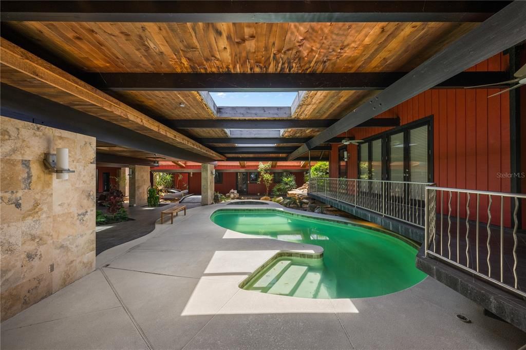 合同活跃: $3,500,000 (5 贝兹, 3 浴室, 6446 平方英尺)