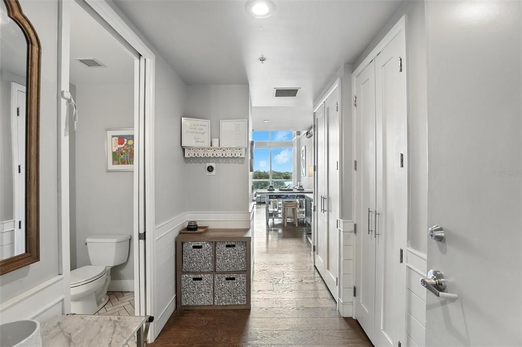 For Sale: $349,900 (1 beds, 1 baths, 943 Square Feet)