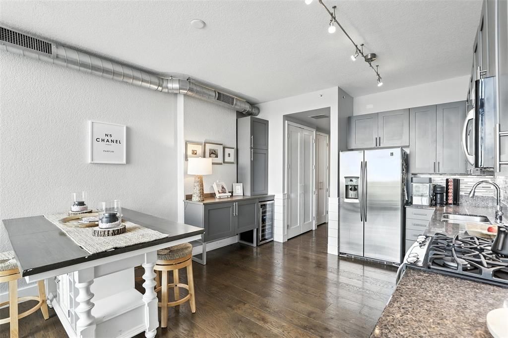 For Sale: $349,900 (1 beds, 1 baths, 943 Square Feet)