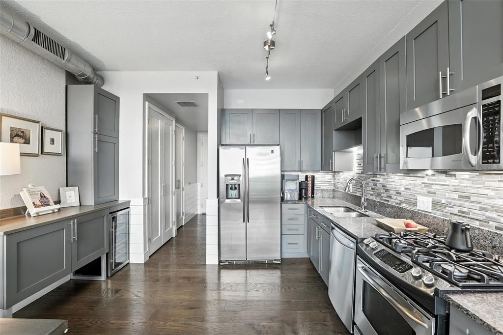 For Sale: $349,900 (1 beds, 1 baths, 943 Square Feet)