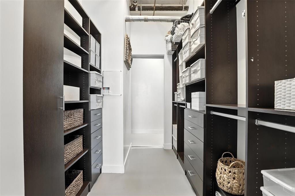 For Sale: $349,900 (1 beds, 1 baths, 943 Square Feet)