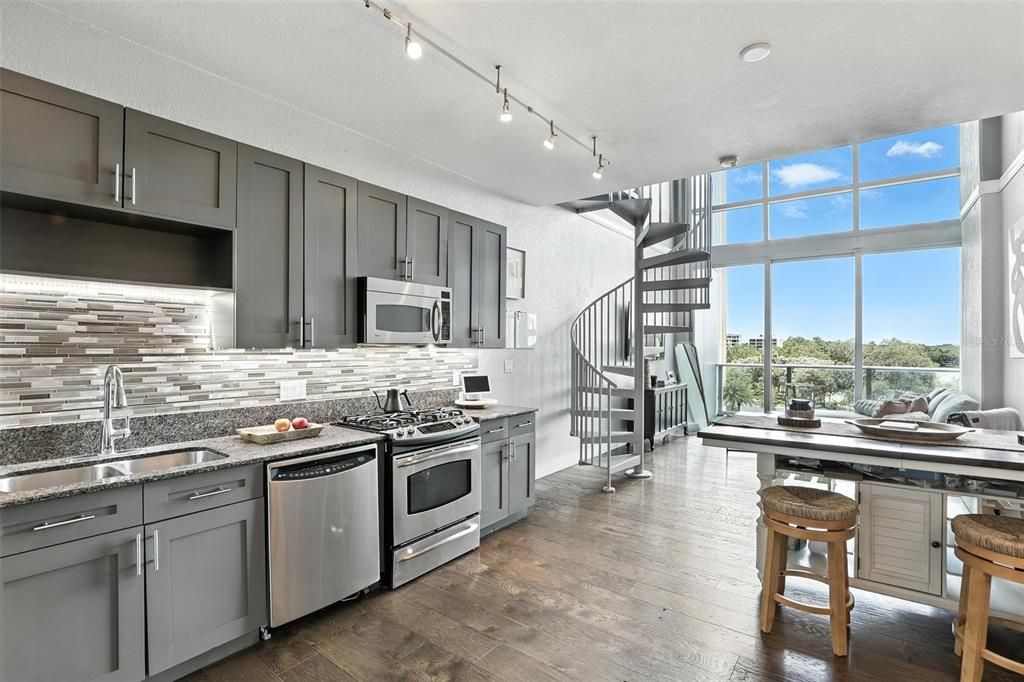 For Sale: $349,900 (1 beds, 1 baths, 943 Square Feet)