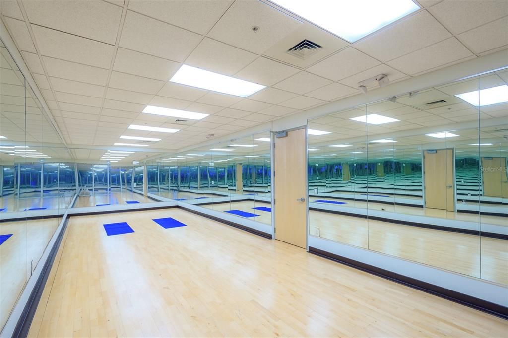 For Sale: $349,900 (1 beds, 1 baths, 943 Square Feet)