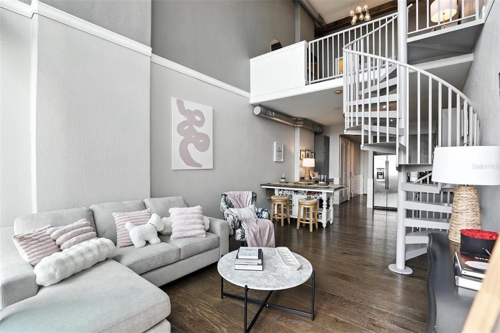 For Sale: $349,900 (1 beds, 1 baths, 943 Square Feet)