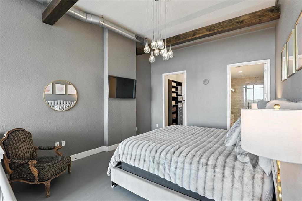 For Sale: $349,900 (1 beds, 1 baths, 943 Square Feet)