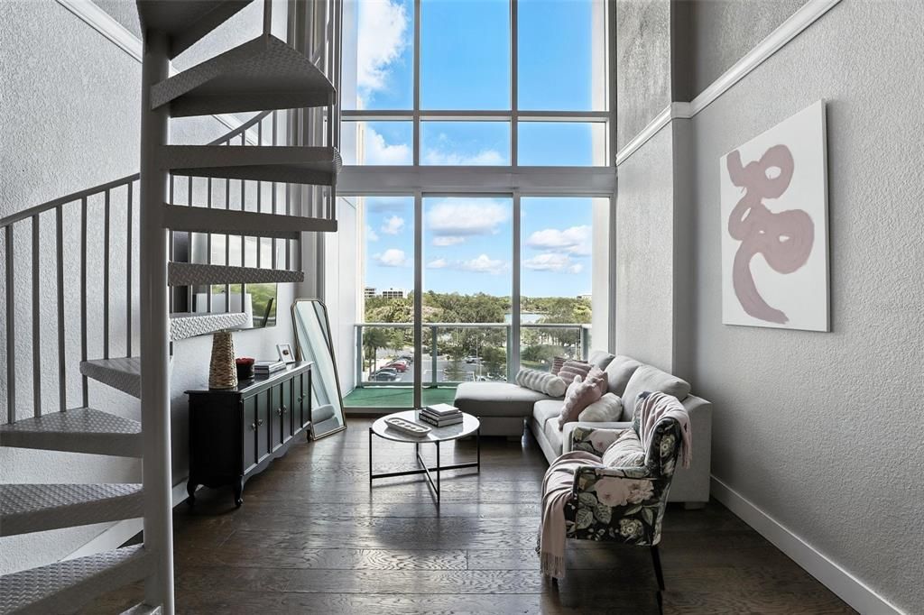 For Sale: $349,900 (1 beds, 1 baths, 943 Square Feet)