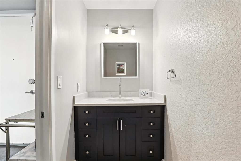 For Sale: $349,900 (1 beds, 1 baths, 943 Square Feet)