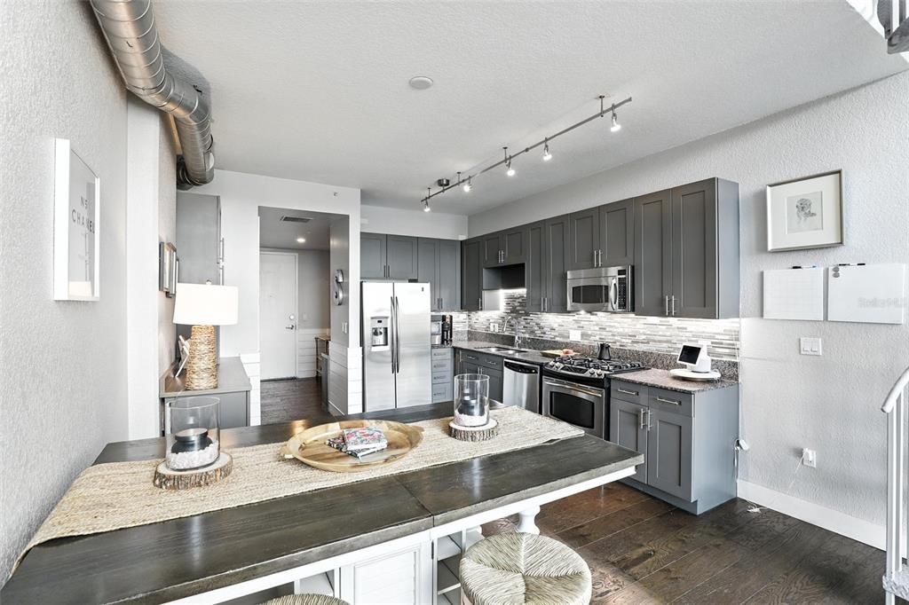 For Sale: $349,900 (1 beds, 1 baths, 943 Square Feet)