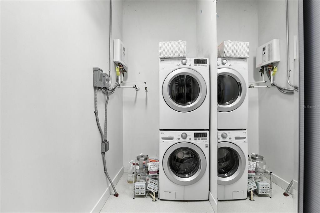 For Sale: $349,900 (1 beds, 1 baths, 943 Square Feet)