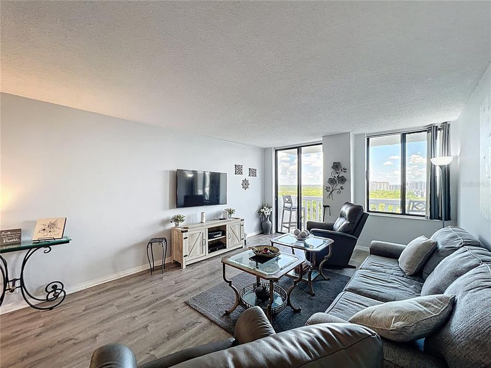 For Sale: $219,999 (1 beds, 1 baths, 799 Square Feet)