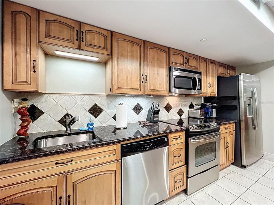 For Sale: $219,999 (1 beds, 1 baths, 799 Square Feet)