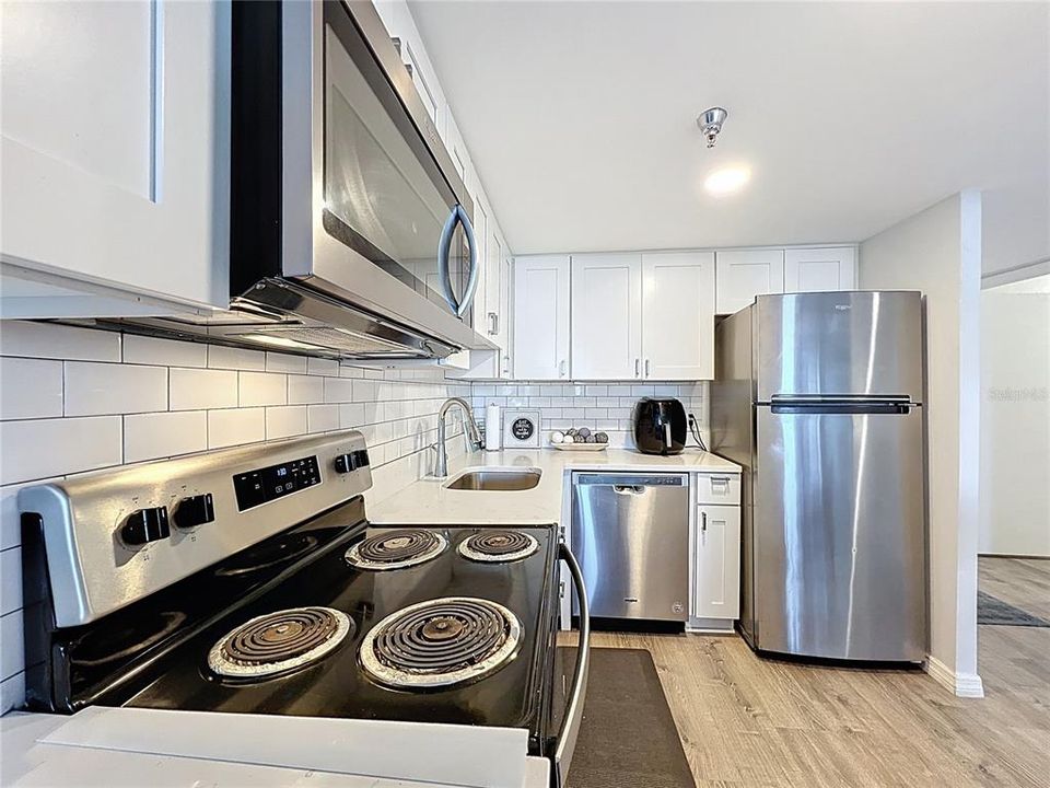 For Sale: $219,999 (1 beds, 1 baths, 799 Square Feet)