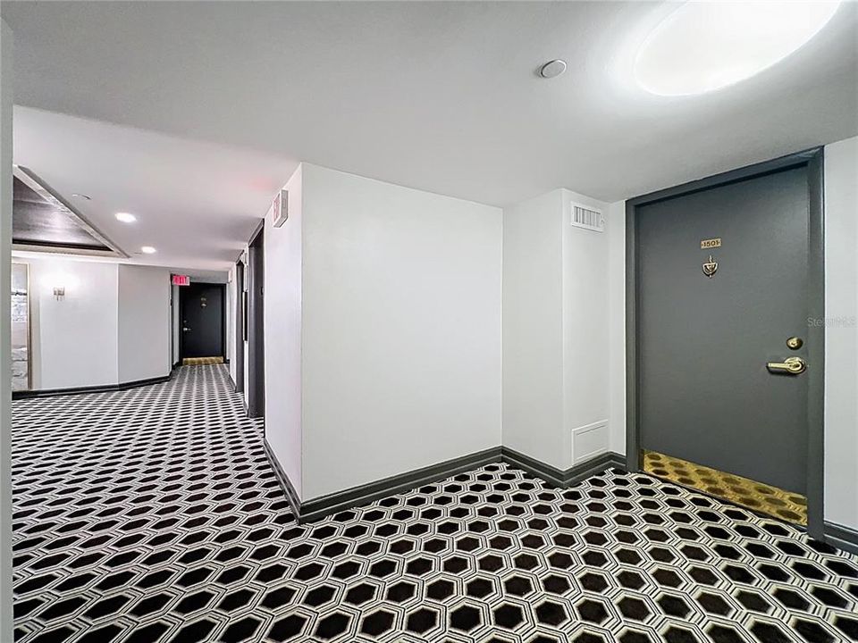 For Sale: $219,999 (1 beds, 1 baths, 799 Square Feet)