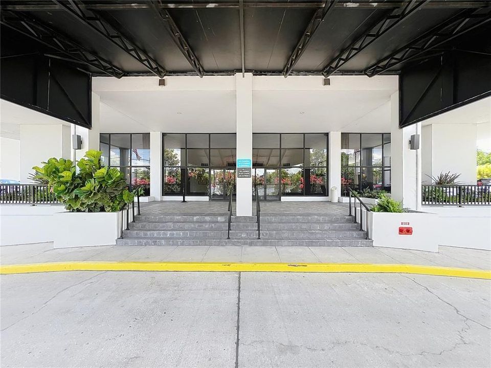 For Sale: $219,999 (1 beds, 1 baths, 799 Square Feet)