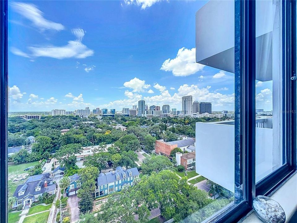 For Sale: $219,999 (1 beds, 1 baths, 799 Square Feet)