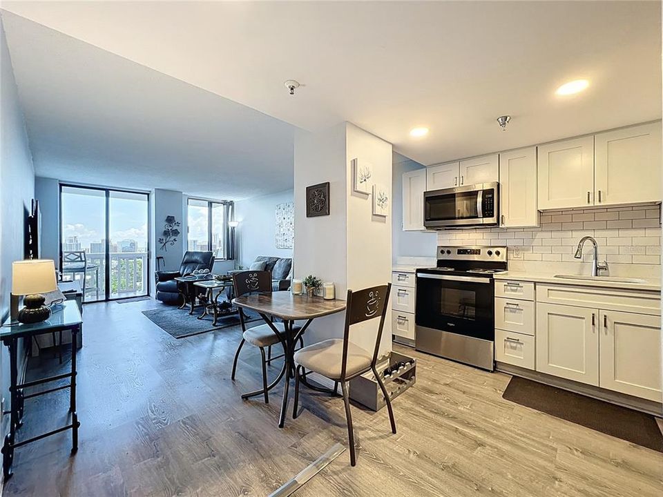 For Sale: $219,999 (1 beds, 1 baths, 799 Square Feet)