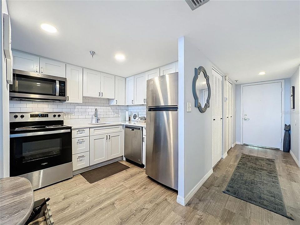 For Sale: $219,999 (1 beds, 1 baths, 799 Square Feet)