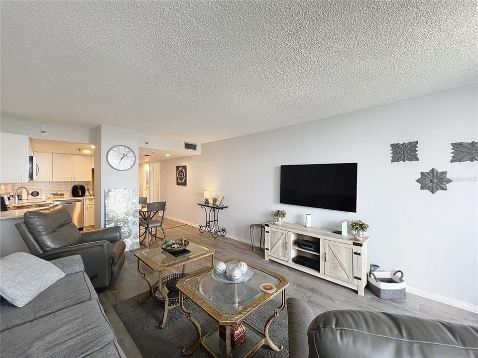 For Sale: $219,999 (1 beds, 1 baths, 799 Square Feet)