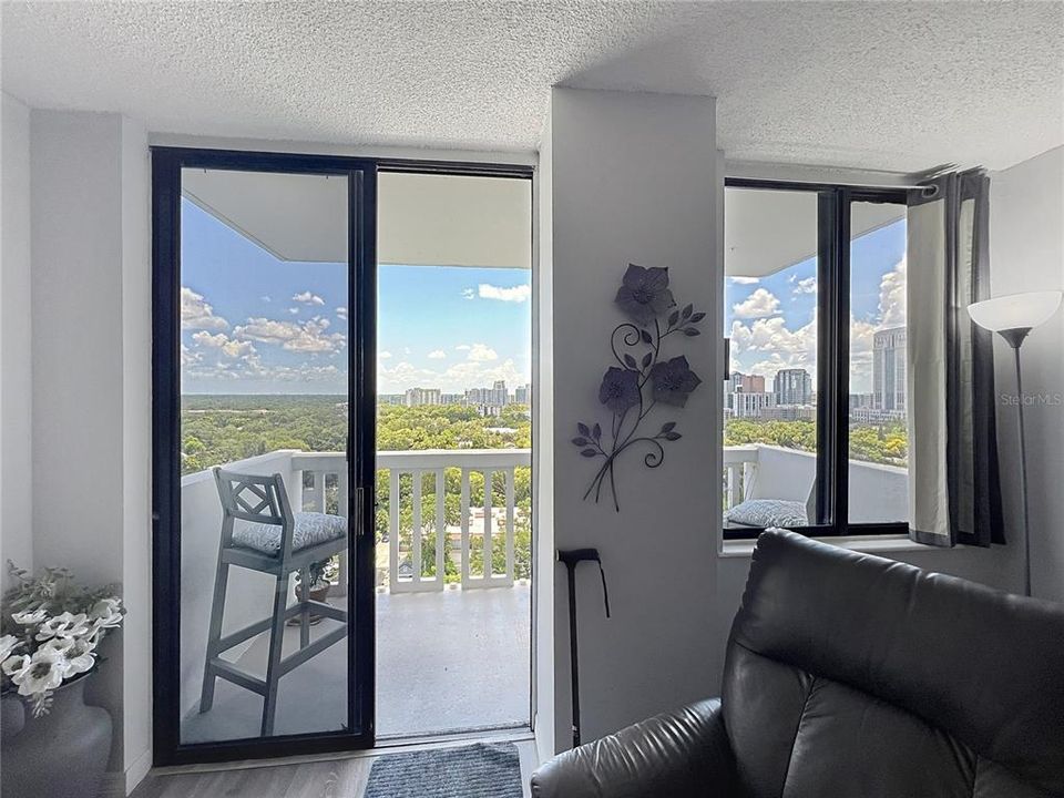 For Sale: $219,999 (1 beds, 1 baths, 799 Square Feet)