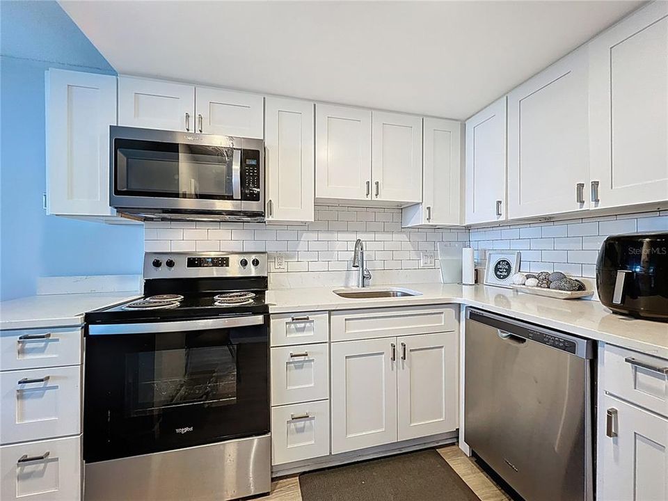 For Sale: $219,999 (1 beds, 1 baths, 799 Square Feet)