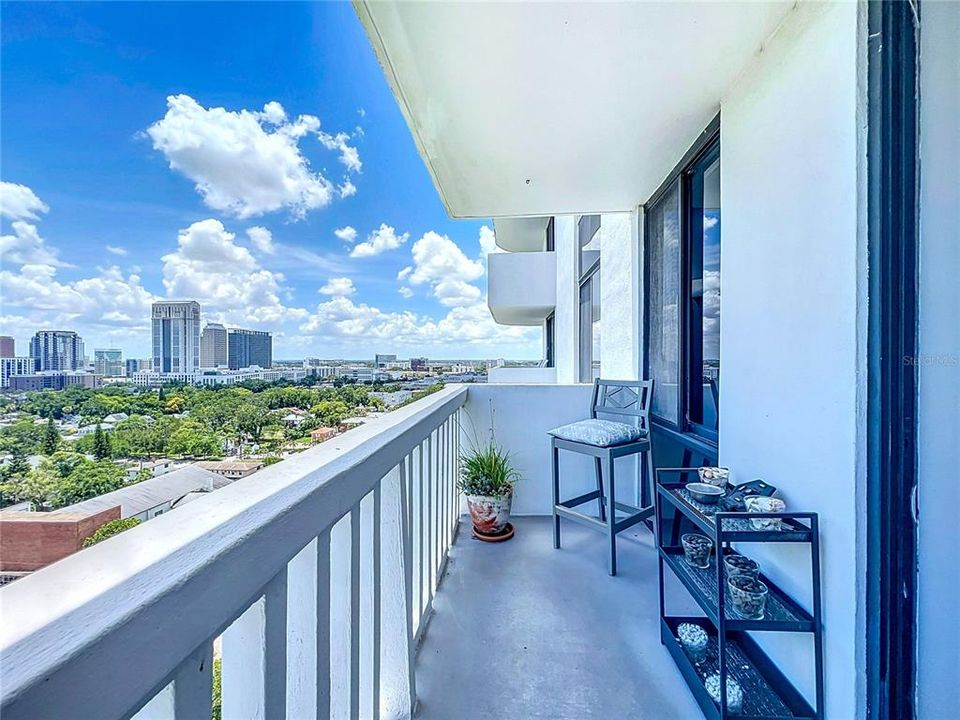 For Sale: $219,999 (1 beds, 1 baths, 799 Square Feet)