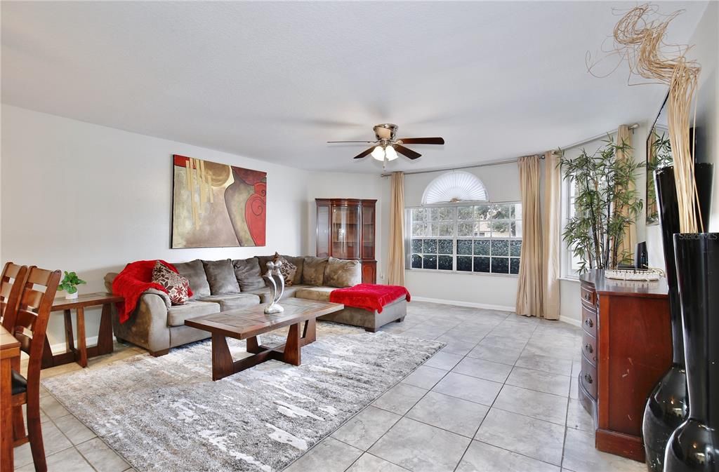 Activo con contrato: $244,000 (3 camas, 2 baños, 1357 Pies cuadrados)