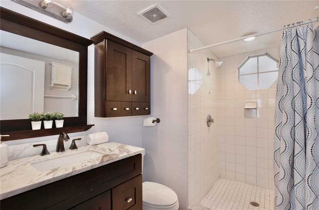 Activo con contrato: $244,000 (3 camas, 2 baños, 1357 Pies cuadrados)