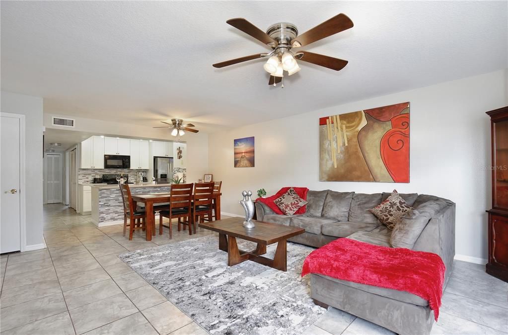 Activo con contrato: $244,000 (3 camas, 2 baños, 1357 Pies cuadrados)