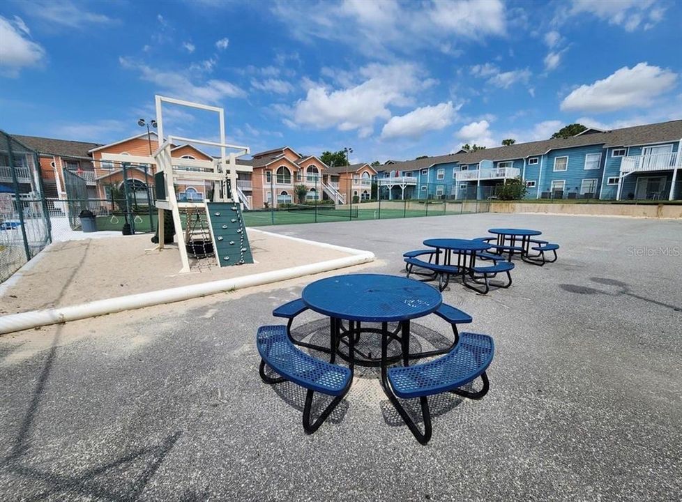 Activo con contrato: $244,000 (3 camas, 2 baños, 1357 Pies cuadrados)