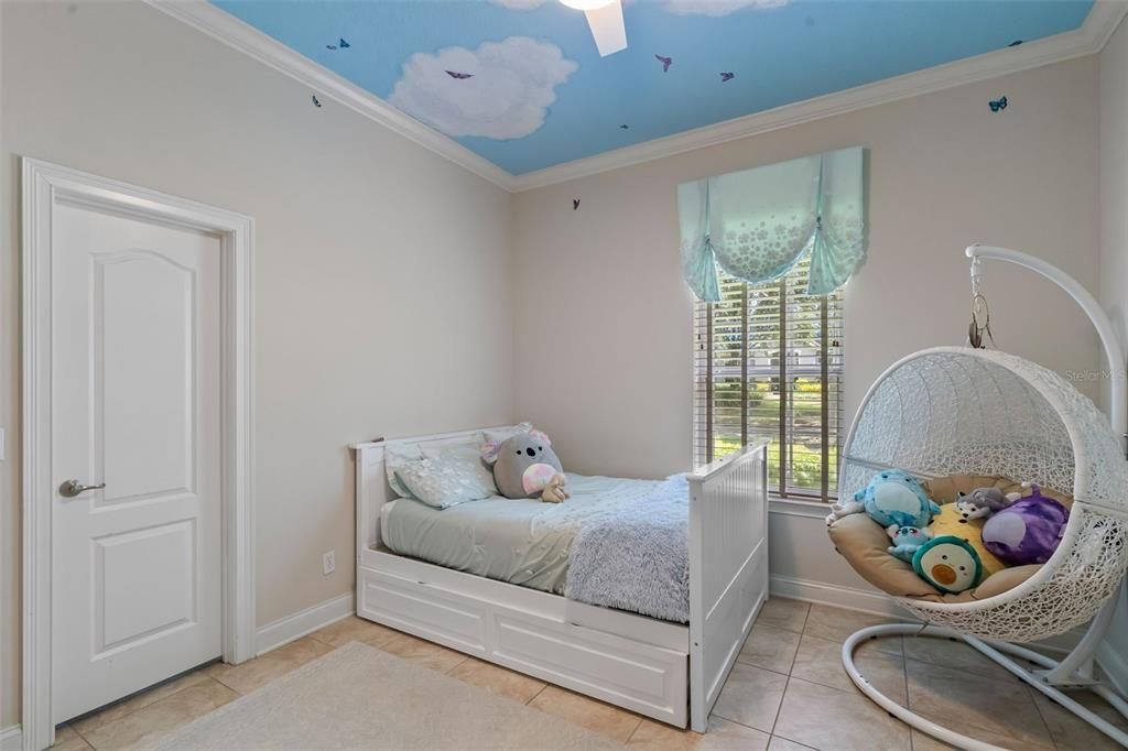 Под контрактом: $835,000 (4 спален, 3 ванн, 3969 Квадратных фут)