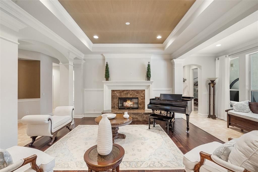 Под контрактом: $835,000 (4 спален, 3 ванн, 3969 Квадратных фут)