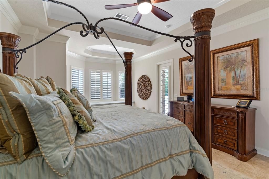 Под контрактом: $835,000 (4 спален, 3 ванн, 3969 Квадратных фут)