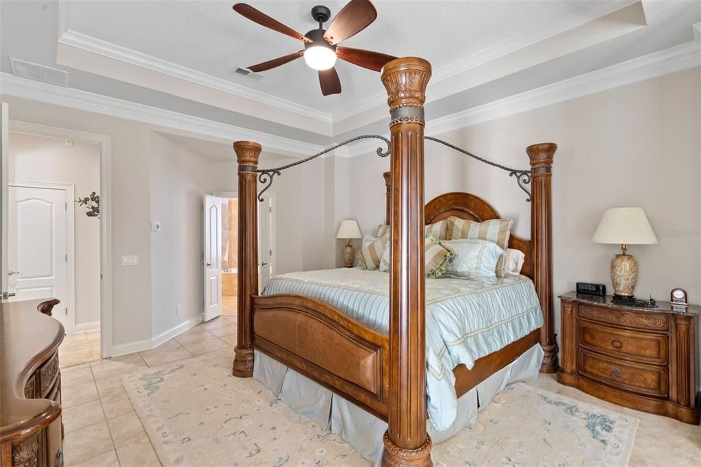 Под контрактом: $835,000 (4 спален, 3 ванн, 3969 Квадратных фут)