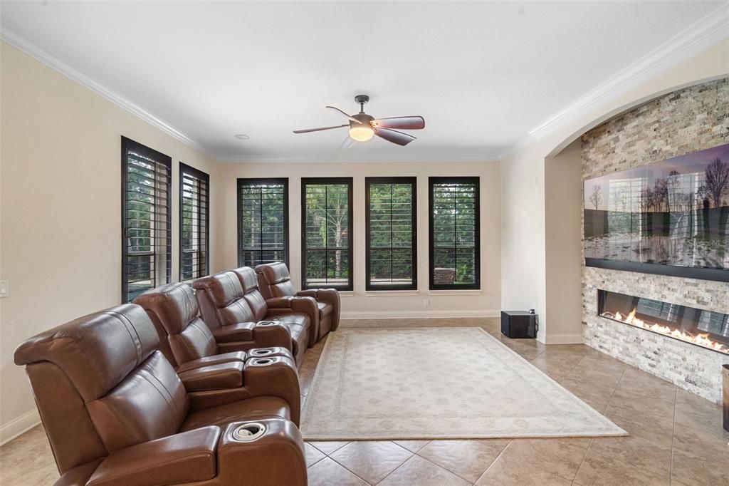 Под контрактом: $835,000 (4 спален, 3 ванн, 3969 Квадратных фут)