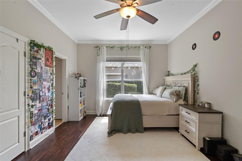 Под контрактом: $835,000 (4 спален, 3 ванн, 3969 Квадратных фут)