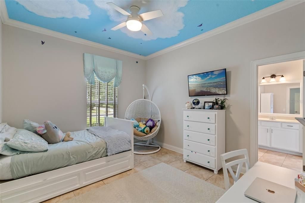 Под контрактом: $835,000 (4 спален, 3 ванн, 3969 Квадратных фут)