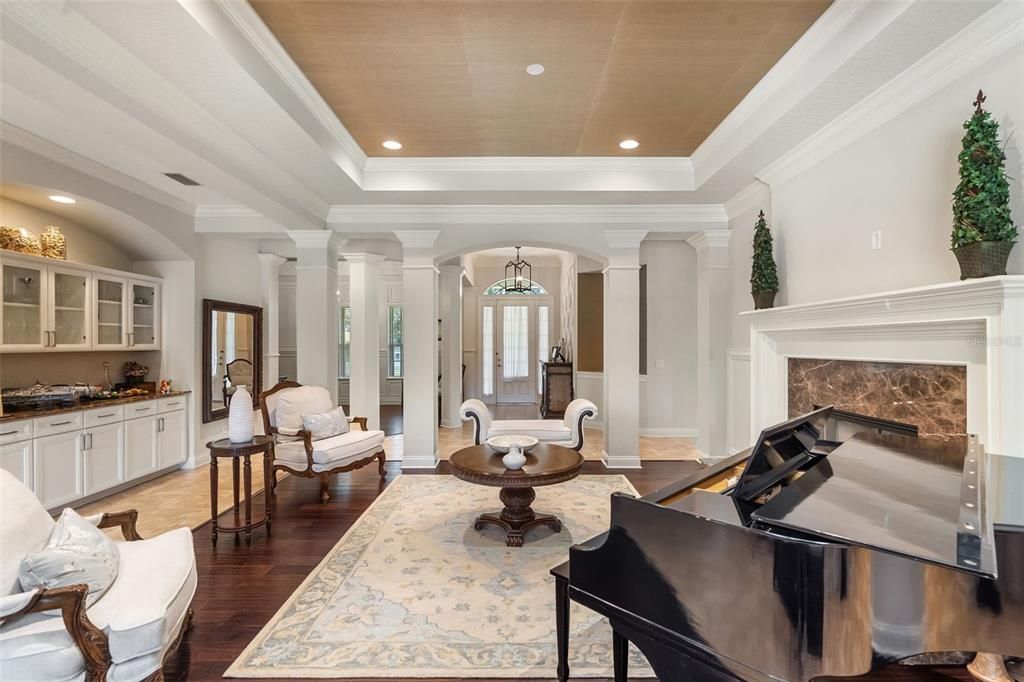 Под контрактом: $835,000 (4 спален, 3 ванн, 3969 Квадратных фут)