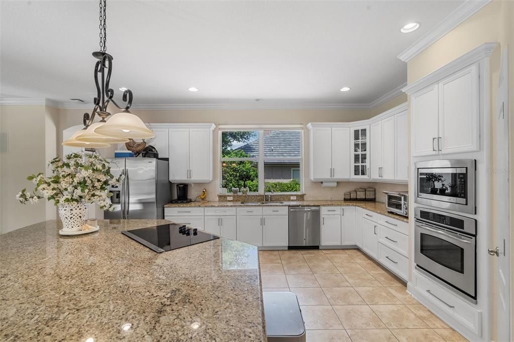 Под контрактом: $835,000 (4 спален, 3 ванн, 3969 Квадратных фут)