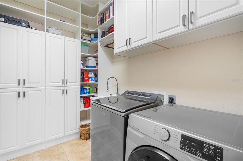 Под контрактом: $835,000 (4 спален, 3 ванн, 3969 Квадратных фут)