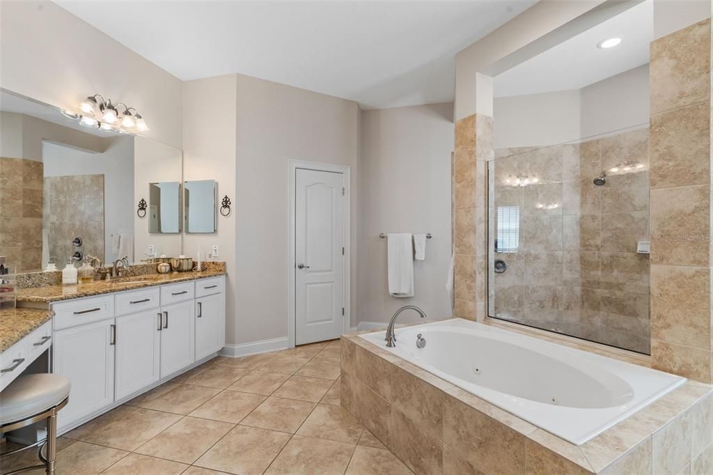 Под контрактом: $835,000 (4 спален, 3 ванн, 3969 Квадратных фут)