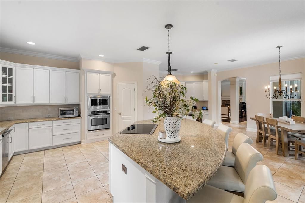 Под контрактом: $835,000 (4 спален, 3 ванн, 3969 Квадратных фут)