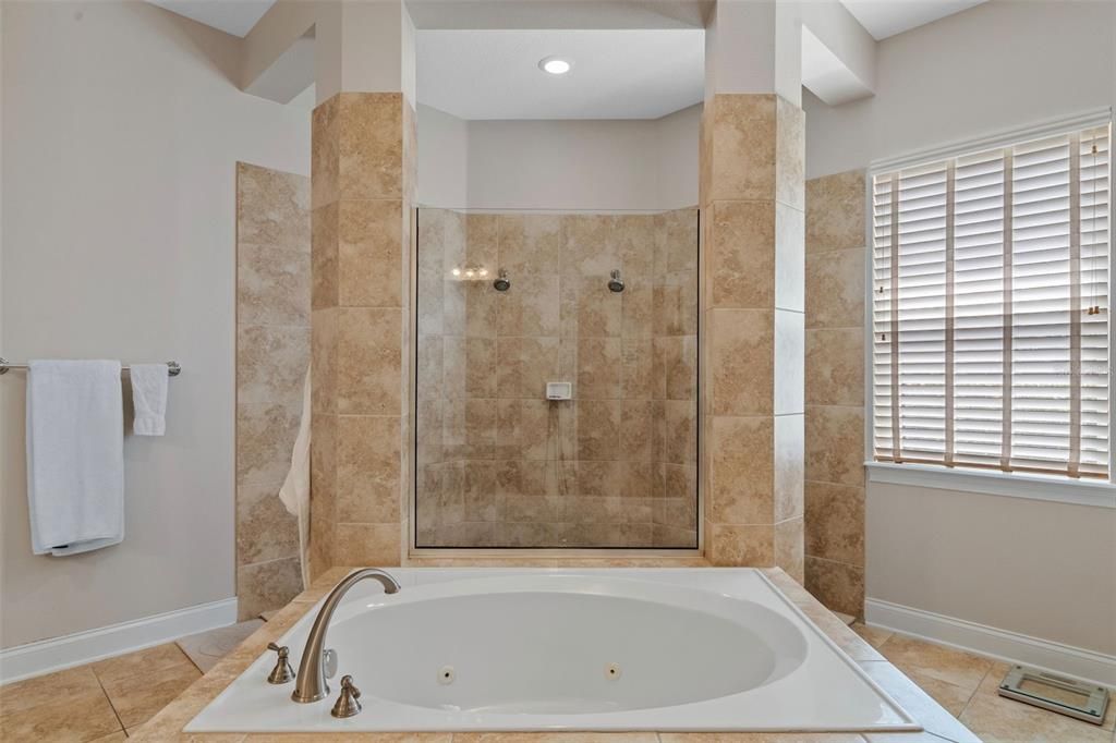 Под контрактом: $835,000 (4 спален, 3 ванн, 3969 Квадратных фут)