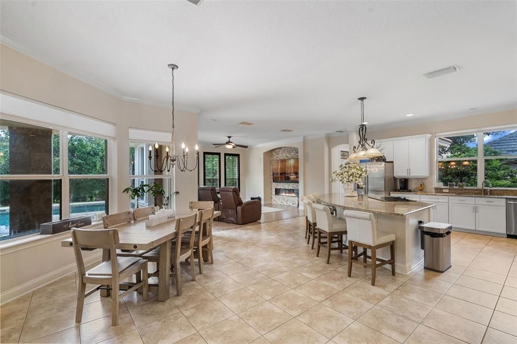 Под контрактом: $835,000 (4 спален, 3 ванн, 3969 Квадратных фут)