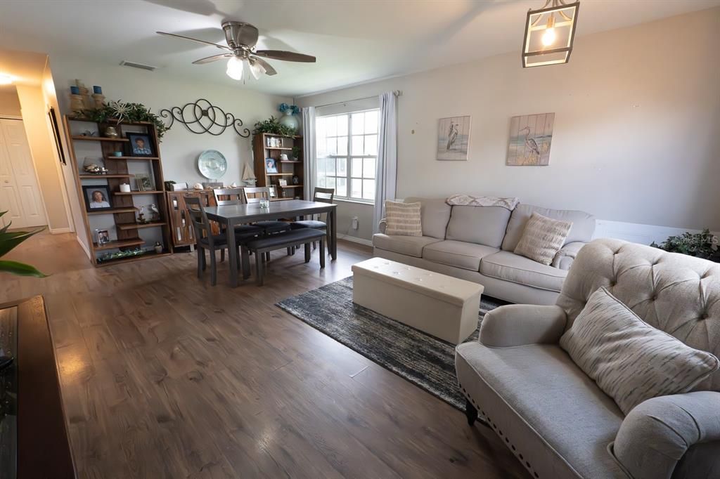 Под контрактом: $199,000 (3 спален, 2 ванн, 1038 Квадратных фут)