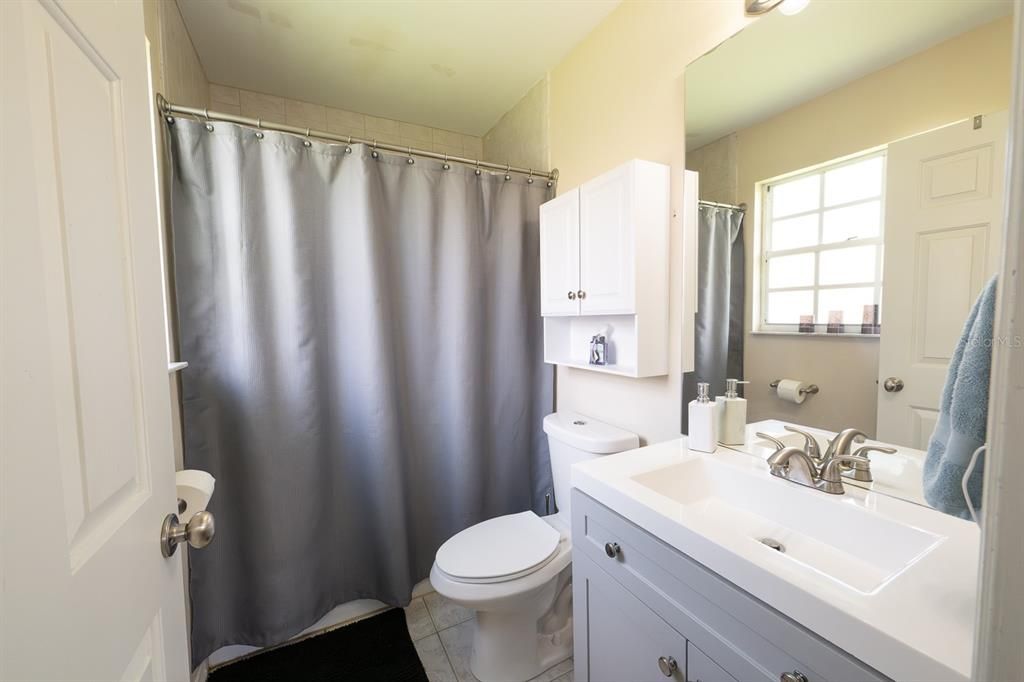 Под контрактом: $199,000 (3 спален, 2 ванн, 1038 Квадратных фут)