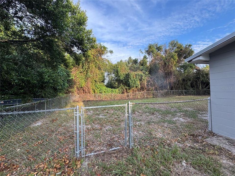 For Sale: $200,000 (3 beds, 1 baths, 784 Square Feet)