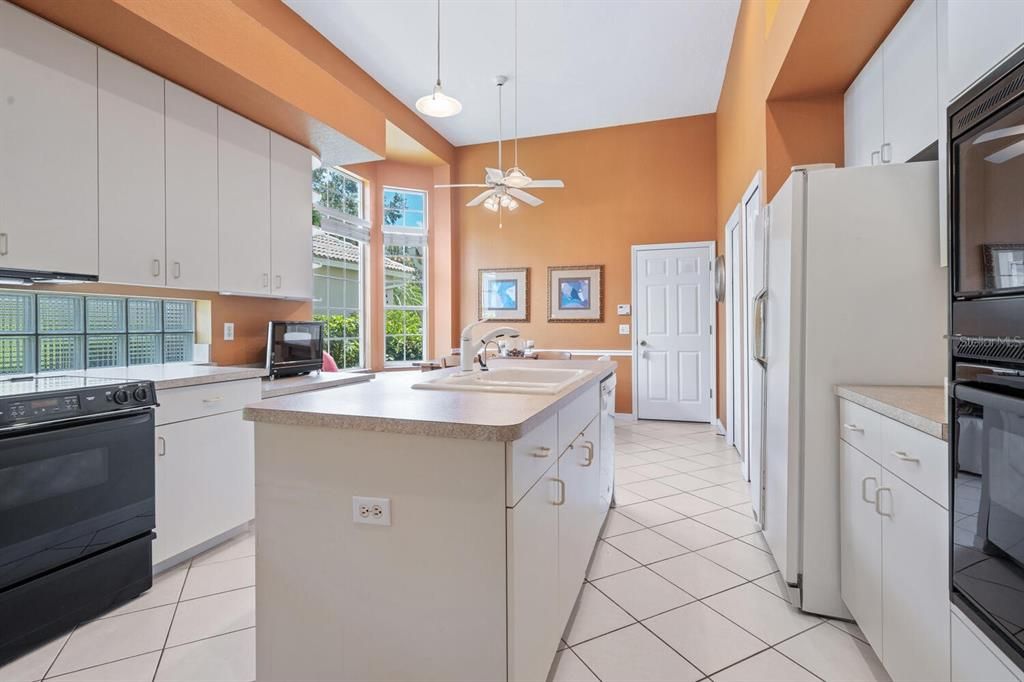 For Sale: $685,000 (3 beds, 2 baths, 2294 Square Feet)